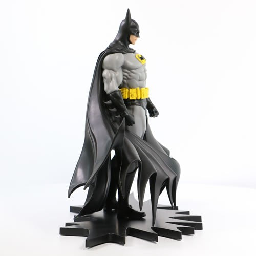 Estatuas de héroes de DC: Batman a escala 1/8 (versión negra), edición limitada exclusiva